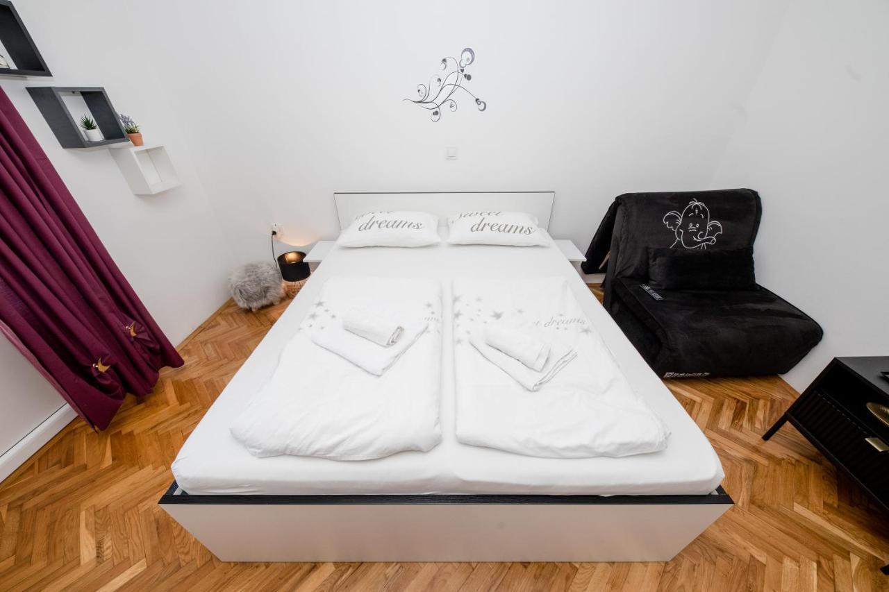 Apartmani Ana & Milo โลปาร์ ภายนอก รูปภาพ