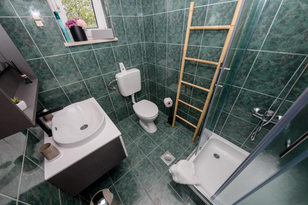 Apartmani Ana & Milo โลปาร์ ภายนอก รูปภาพ
