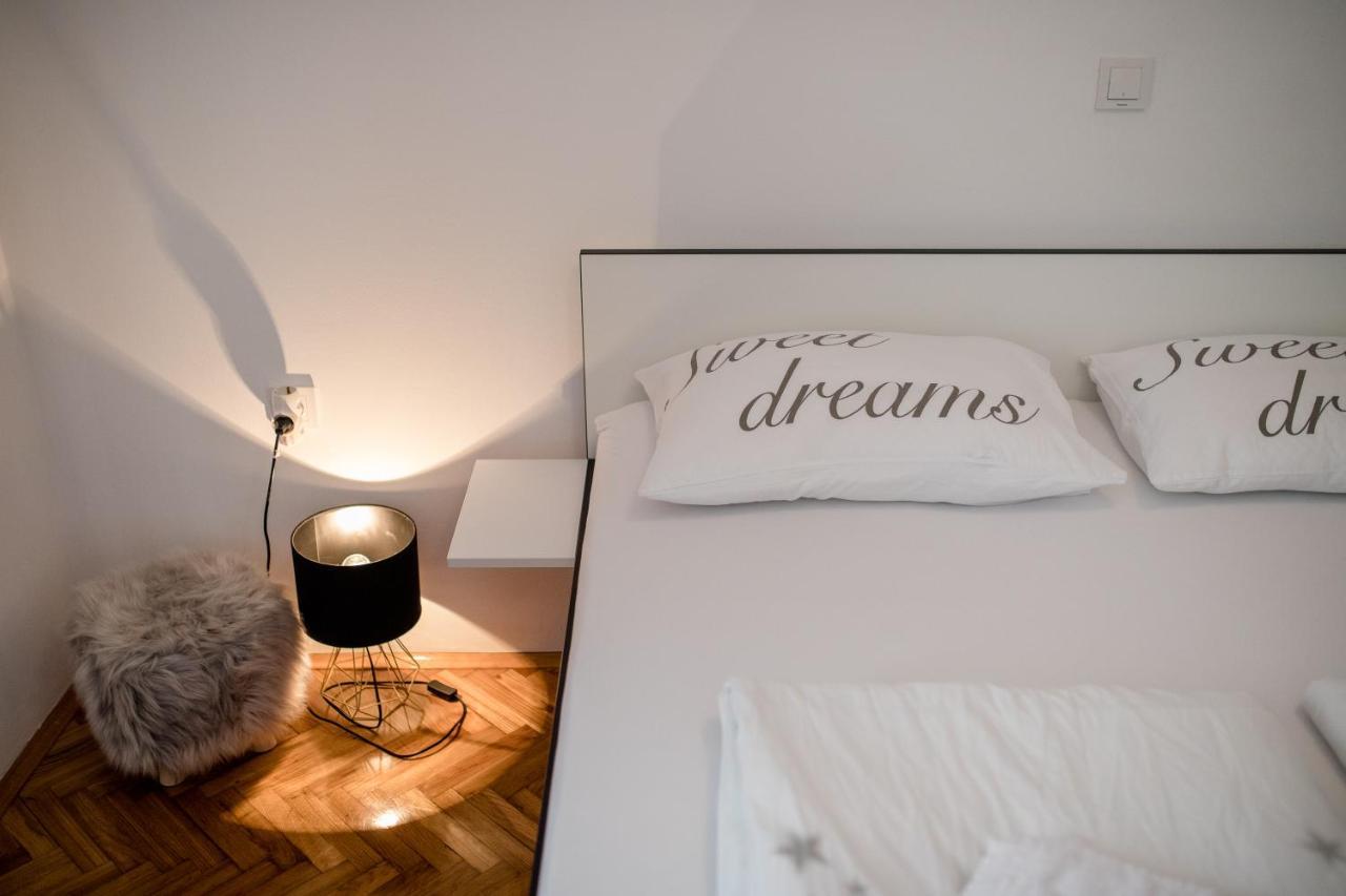 Apartmani Ana & Milo โลปาร์ ภายนอก รูปภาพ