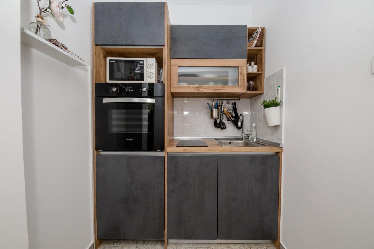 Apartmani Ana & Milo โลปาร์ ภายนอก รูปภาพ