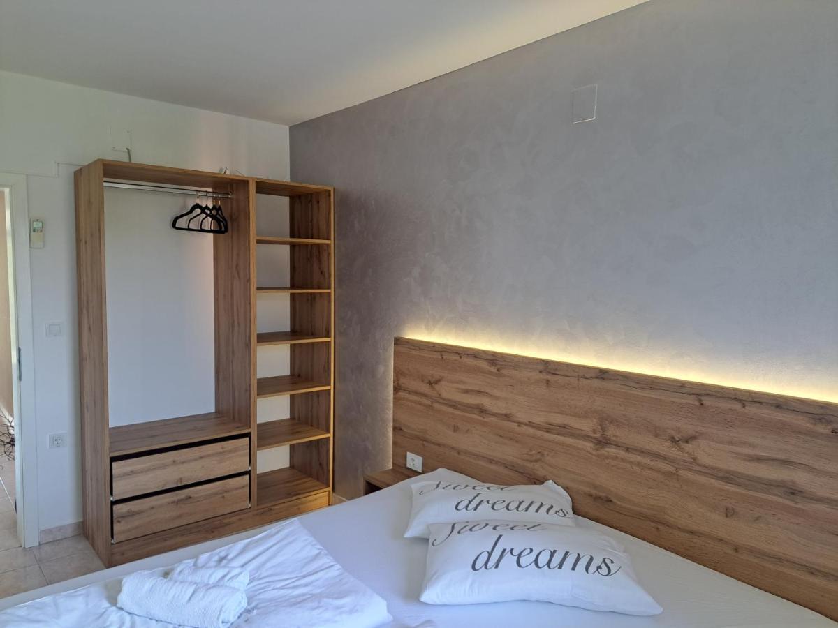 Apartmani Ana & Milo โลปาร์ ภายนอก รูปภาพ