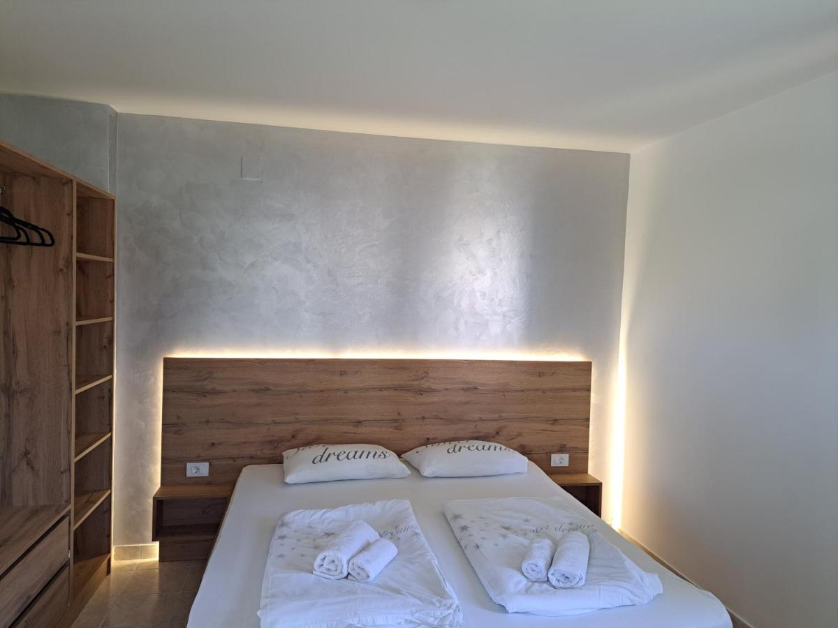 Apartmani Ana & Milo โลปาร์ ภายนอก รูปภาพ